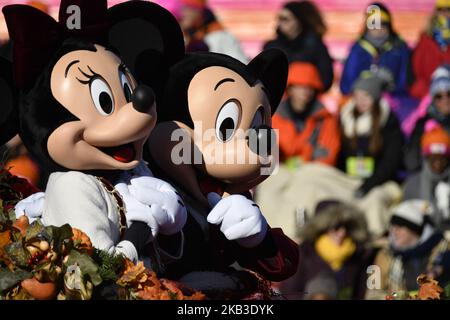 Disney's Mini et Mickey Mouse à bord d'une calèche Walt Disney World lors du défilé annuel de Thanksgiving 99th 6ABC/Dunkin' Donuts, à Philadelphie, en Pennsylvanie, sur 22 novembre 2018. La parade annuelle sur Benjamin Franklin Parkway est la plus ancienne du pays. (Photo de Bastiaan Slabbers/NurPhoto) Banque D'Images