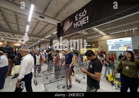 Les gens participent à l'événement du « Vendredi fou » prévu à São Paulo, au Brésil, sur 22 novembre 2018. « Black Friday » est un terme créé aux États-Unis pour citer le jour des grandes affaires célébrées, le lendemain de Thanksgiving. Le Brésil a commencé le « Vendredi noir » en 2010. (Photo de Cris Faga/NurPhoto) Banque D'Images