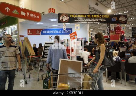 Les gens participent à l'événement du « Vendredi fou » prévu à São Paulo, au Brésil, sur 22 novembre 2018. « Black Friday » est un terme créé aux États-Unis pour citer le jour des grandes affaires célébrées, le lendemain de Thanksgiving. Le Brésil a commencé le « Vendredi noir » en 2010. (Photo de Cris Faga/NurPhoto) Banque D'Images