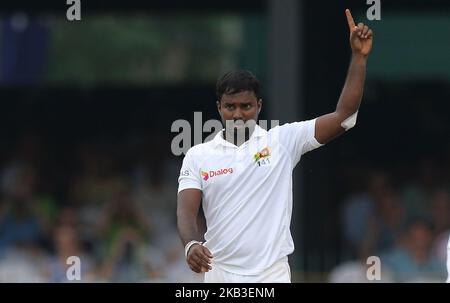 Malinda Pushpakumara, cricketer sri-lankais, célèbre après avoir pris un cricket lors de la partie de 1st jours du match de cricket de 3rd et du dernier test de cricket entre l'Angleterre et le Sri Lanka au stade international de cricket de la SSC à Colombo, au Sri Lanka. 11-23-2018 (photo de Thharaka Basnayaka/NurPhoto) Banque D'Images