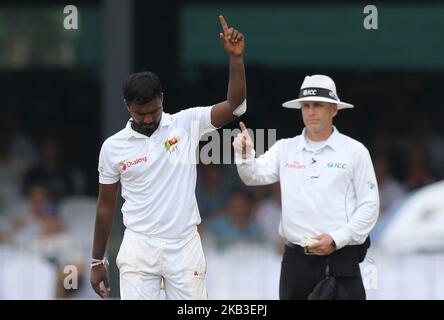 Malinda Pushpakumara, cricketer sri-lankais, célèbre après avoir pris un cricket lors de la partie de 1st jours du match de cricket de 3rd et du dernier test de cricket entre l'Angleterre et le Sri Lanka au stade international de cricket de la SSC à Colombo, au Sri Lanka. 11-23-2018 (photo de Thharaka Basnayaka/NurPhoto) Banque D'Images