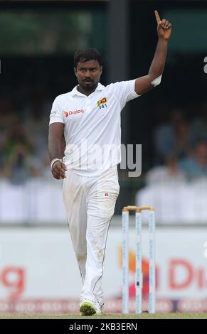 Malinda Pushpakumara, cricketer sri-lankais, célèbre après avoir pris un cricket lors de la partie de 1st jours du match de cricket de 3rd et du dernier test de cricket entre l'Angleterre et le Sri Lanka au stade international de cricket de la SSC à Colombo, au Sri Lanka. 11-23-2018 (photo de Thharaka Basnayaka/NurPhoto) Banque D'Images