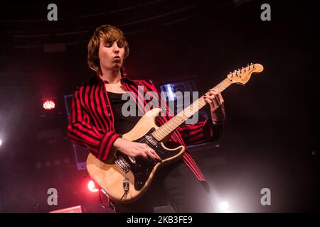 Thomas Raggi de Maneskin se produit en direct à fabrique à Milan, en Italie, sur 23 novembre 2018. (Photo par Mairo Cinquetti/NurPhoto) Banque D'Images