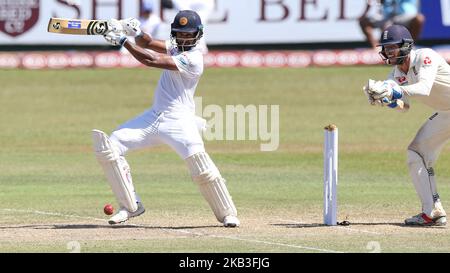 Le cricketer sri-lankais Dimuth Karunaratne joue un tir lors de la partie de 2nd jours du match de cricket de 3rd et du dernier test de cricket entre l'Angleterre et le Sri Lanka au stade international de cricket de la SSC à Colombo, au Sri Lanka. 11-24-2018 (photo de Thharaka Basnayaka/NurPhoto) Banque D'Images