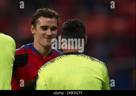 Antoine Griezmann de l'Atlético Madrid salue Lionel Messi de Barcelone pendant la semaine 13 de la Ligue match entre l'Atlético Madrid et le FC Barcelone au stade Wanda Metropolitano à Valence, Espagne sur 24 novembre 2018. (Photo de Jose Breton/NurPhoto) Banque D'Images