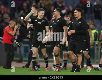 Italie contre Nouvelle-Zélande tous les Noirs - Rugby Cattolica Test Match Nouvelle-Zélande Beauden Barrett fête avec les Néo-Zélandais Anton Lienert-Brown au stade Olimpico à Rome, Italie sur 24 novembre 2018 (photo de Matteo Ciambelli/NurPhoto) Banque D'Images