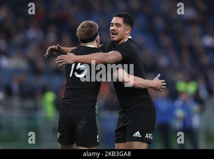 Italie contre Nouvelle-Zélande tous les Noirs - Rugby Cattolica Test Match New Zealands Damian McKenzie fête avec les Néo-Zélandais Anton Lienert-Brown au stade Olimpico à Rome, Italie sur 24 novembre 2018 (photo de Matteo Ciambelli/NurPhoto) Banque D'Images