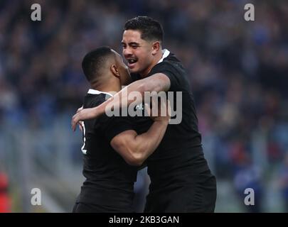 Italie contre Nouvelle-Zélande tous les Noirs - Rugby Cattolica Test Match Nouvelle-Zélande Ngani Laumape et Nouvelle-Zélande Anton Lienert-Brown fêtent au stade Olimpico de Rome, Italie sur 24 novembre 2018 (photo de Matteo Ciambelli/NurPhoto) Banque D'Images