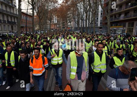Plusieurs centaines de 'gilets jaunes' occupent les rues principales de Toulouse. Pour la première fois, des manifestants appelés « Gilets Jaunes » (c'est-à-dire des gilets jaunes) ont manifesté à l'intérieur des villes. Ils protestent contre la hausse des taxes sur les produits pétroliers . Ils se sont organisés par les réseaux sociaux. La plupart ont dit que la hausse des taxes sur les produits pétroliers était le détonateur de leur colère contre le président français Macron et son gouvernement. Toulouse. France. 24 novembre 2018. (Photo d'Alain Pitton/NurPhoto) Banque D'Images