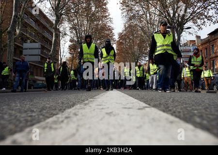 Plusieurs centaines de 'gilets jaunes' occupent les rues principales de Toulouse. Pour la première fois, des manifestants appelés « Gilets Jaunes » (c'est-à-dire des gilets jaunes) ont manifesté à l'intérieur des villes. Ils protestent contre la hausse des taxes sur les produits pétroliers . Ils se sont organisés par les réseaux sociaux. La plupart ont dit que la hausse des taxes sur les produits pétroliers était le détonateur de leur colère contre le président français Macron et son gouvernement. Toulouse. France. 24 novembre 2018. (Photo d'Alain Pitton/NurPhoto) Banque D'Images
