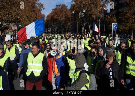 Plusieurs centaines de 'gilets jaunes' occupent les rues principales de Toulouse. Pour la première fois, des manifestants appelés « Gilets Jaunes » (c'est-à-dire des gilets jaunes) ont manifesté à l'intérieur des villes. Ils protestent contre la hausse des taxes sur les produits pétroliers . Ils se sont organisés par les réseaux sociaux. La plupart ont dit que la hausse des taxes sur les produits pétroliers était le détonateur de leur colère contre le président français Macron et son gouvernement. Toulouse. France. 24 novembre 2018. (Photo d'Alain Pitton/NurPhoto) Banque D'Images