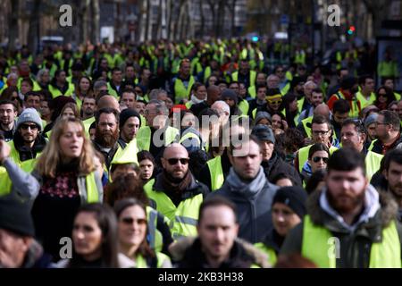 Plusieurs centaines de 'gilets jaunes' occupent les rues principales de Toulouse. Pour la première fois, des manifestants appelés « Gilets Jaunes » (c'est-à-dire des gilets jaunes) ont manifesté à l'intérieur des villes. Ils protestent contre la hausse des taxes sur les produits pétroliers . Ils se sont organisés par les réseaux sociaux. La plupart ont dit que la hausse des taxes sur les produits pétroliers était le détonateur de leur colère contre le président français Macron et son gouvernement. Toulouse. France. 24 novembre 2018. (Photo d'Alain Pitton/NurPhoto) Banque D'Images