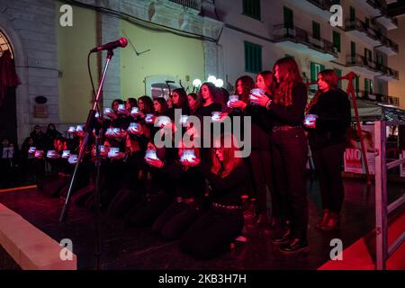 Liceo Classico 'Leonardo da Vinci' de Molfetta, Italie, le 24 novembre 2018 renouvelle son engagement à lutter contre la violence à l'égard des femmes. Pour la sixième année, les étudiants et les étudiants de la période de trois ans vivent, avec leurs enseignants, un projet de sensibilisation, d'information et de prévention qui aboutira à une performance symbolisant dans Corso Umberto. (Photo par Davide Pischettola/NurPhoto) Banque D'Images