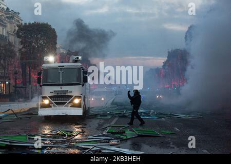 Paris, France, 24 novembre 2018. Les forces de police montent sur l'avenue des champs-élysées pour contenir les manifestateursles forces de police tentent de contenir les manifestants lors d'une protestation des gilets jaunes (Gilets jaunes) contre la hausse des prix du pétrole et des coûts de la vie près de l'Arc de Triomphe sur les champs-Élysées. Les forces de sécurité à Paris ont tiré du gaz lacrymogène et du canon à eau pour disperser les manifestants. (Photo par Emeric Fohlen/NurPhoto) Banque D'Images