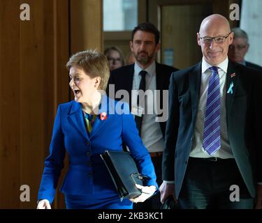 Édimbourg, Écosse, Royaume-Uni. 3rd novembre 2022. PHOTO : (L) Nicola Sturgeon MSP, premier ministre d'Écosse et chef du Parti national écossais (SNP); et (R) John Swinney MSP, premier ministre de l'Écosse. Scènes à l'intérieur du Parlement écossais à Holyrood. Crédit : Colin Fisher/Alay Live News Banque D'Images