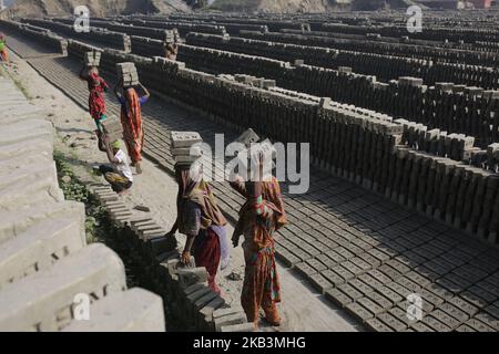 Les lameurs bangladaises travaillent dans un champ de briques à Dhaka, au Bangladesh, sur 28 novembre 2018. Les labeurs travaillent aux champs de briques jusqu'au crépuscule avec une condition malsaine car leur salaire ne répond pas à la norme minimale. (Photo de Rehman Asad/NurPhoto) Banque D'Images