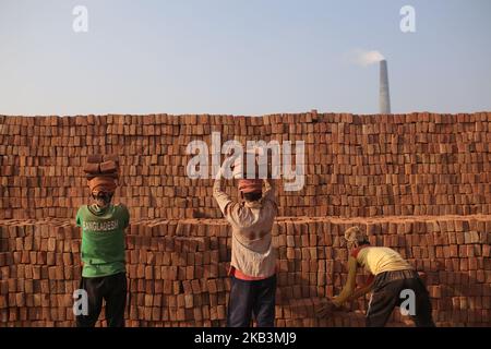 Les lameurs bangladaises travaillent dans un champ de briques à Dhaka, au Bangladesh, sur 28 novembre 2018. Les labeurs travaillent aux champs de briques jusqu'au crépuscule avec une condition malsaine car leur salaire ne répond pas à la norme minimale. (Photo de Rehman Asad/NurPhoto) Banque D'Images