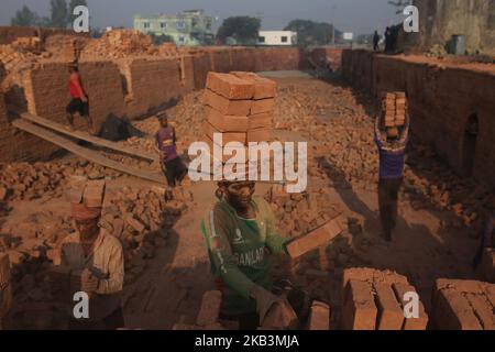 Les lameurs bangladaises travaillent dans un champ de briques à Dhaka, au Bangladesh, sur 28 novembre 2018. Les labeurs travaillent aux champs de briques jusqu'au crépuscule avec une condition malsaine car leur salaire ne répond pas à la norme minimale. (Photo de Rehman Asad/NurPhoto) Banque D'Images