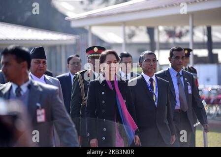 Aung San Suu Kyi, conseillère d'État du Myanmar et lauréate du prix Nobel de la paix, arrive jeudi à 29 novembre 2018 pour participer au Sommet Asie-Pacifique 2018 à Katmandou, au Népal. Le Sommet Asie-Pacifique 2018 aura lieu de 30 novembre à 3 décembre 2018. (Photo de Narayan Maharajan/NurPhoto) Banque D'Images