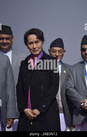 Aung San Suu Kyi, conseillère d'État du Myanmar et lauréate du prix Nobel de la paix, arrive jeudi à 29 novembre 2018 pour participer au Sommet Asie-Pacifique 2018 à Katmandou, au Népal. Le Sommet Asie-Pacifique 2018 aura lieu de 30 novembre à 3 décembre 2018. (Photo de Narayan Maharajan/NurPhoto) Banque D'Images