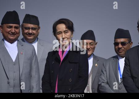 Aung San Suu Kyi, conseillère d'État du Myanmar et lauréate du prix Nobel de la paix, arrive jeudi à 29 novembre 2018 pour participer au Sommet Asie-Pacifique 2018 à Katmandou, au Népal. Le Sommet Asie-Pacifique 2018 aura lieu de 30 novembre à 3 décembre 2018. (Photo de Narayan Maharajan/NurPhoto) Banque D'Images