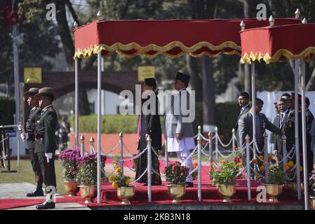 Aung San Suu Kyi, conseillère d'État du Myanmar et lauréate du prix Nobel de la paix, reçoit une garde d'honneur après son arrivée pour participer au Sommet Asie-Pacifique 2018 à Katmandou, au Népal, jeudi, à 29 novembre 2018. Le Sommet Asie-Pacifique 2018 aura lieu de 30 novembre à 3 décembre 2018. (Photo de Narayan Maharajan/NurPhoto) Banque D'Images
