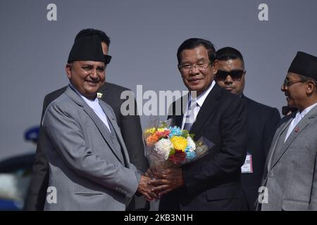 Le vice-Premier ministre et le ministre de la Défense, Ishemont Pokharel, souhaitent la bienvenue au Premier ministre du Cambodge, Hun Sen AS, qui vient de participer au Sommet Asie-Pacifique 2018 à Katmandou, au Népal, jeudi, à 29 novembre 2018. Le Sommet Asie-Pacifique 2018 aura lieu de 30 novembre à 3 décembre 2018. (Photo de Narayan Maharajan/NurPhoto) Banque D'Images