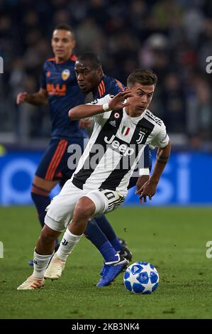 Paulo Dybala de Juventus et Geoffrey Kondogbia de Valence rivalise pour le ballon lors du match de la Ligue des champions de l'UEFA entre Juventus et Valencia CF au stade Allianz Juventus de Turin, Italie sur 27 novembre 2018 (photo de José Breton/NurPhoto) Banque D'Images