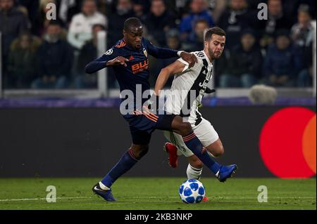 Miralem Pjanic de Juventus et Geoffrey Kondogbia de Valence rivalise pour le ballon lors du match de la Ligue des champions de l'UEFA entre Juventus et Valencia CF au stade Allianz Juventus de Turin, Italie sur 27 novembre 2018 (photo de José Breton/NurPhoto) Banque D'Images