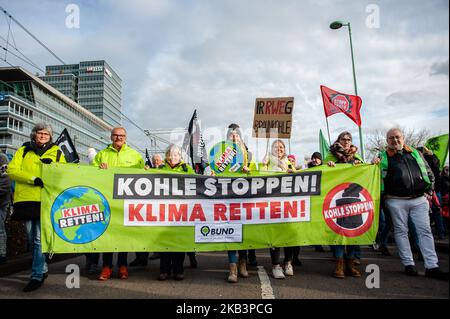 1 décembre, Cologne. En décembre, le climat est discuté deux fois : au Sommet mondial sur le climat en Pologne et à la commission du charbon à Berlin. Le 1st décembre à Cologne, aux portes de la plus grande zone minière de lignite d'Europe, des milliers de personnes se sont réunies pour demander la mise en œuvre de l'Accord de Paris sur le climat : renforcer les objectifs climatiques et fournir un soutien équitable aux pays pauvres et les plus touchés dans la lutte contre le changement climatique. La désactivation de la moitié des capacités des centrales au charbon en Allemagne, et si rapidement que l’objectif climatique du gouvernement fédéral pour 2020 est encore réac Banque D'Images