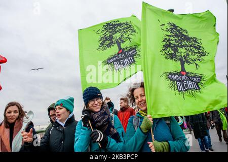 1 décembre, Cologne. En décembre, le climat est discuté deux fois : au Sommet mondial sur le climat en Pologne et à la commission du charbon à Berlin. Le 1st décembre à Cologne, aux portes de la plus grande zone minière de lignite d'Europe, des milliers de personnes se sont réunies pour demander la mise en œuvre de l'Accord de Paris sur le climat : renforcer les objectifs climatiques et fournir un soutien équitable aux pays pauvres et les plus touchés dans la lutte contre le changement climatique. La désactivation de la moitié des capacités des centrales au charbon en Allemagne, et si rapidement que l’objectif climatique du gouvernement fédéral pour 2020 est encore réac Banque D'Images