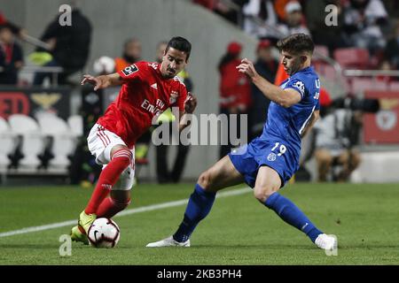 Andre Almeida de Benfica (L) vies pour le ballon avec Joao Silva de Feirense (R) pendant le match de football de la Ligue portugaise entre SL Benfica et CD Feirense au stade Luz à Lisbonne sur 1 décembre 2018. (Photo de Carlos Palma/NurPhoto) Banque D'Images