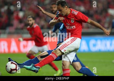 Jonas, l'avant brésilien de Benfica, tire pour marquer lors du match de football de la Ligue portugaise SL Benfica vs Feirense au stade Luz à Lisbonne, Portugal sur 1 décembre 2018. ( Photo par Pedro Fiúza/NurPhoto) Banque D'Images