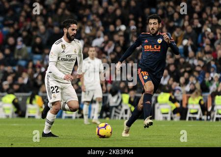 Francisco Alarcon 'isco' du Real Madrid et Daniel Parejo du CF de Valence lors du match de la Liga entre le Real Madrid et le CF de Valence au stade Santiago Bernabeu à Madrid, en Espagne. 01 décembre 2018. (Photo de A. Ware/NurPhoto) Banque D'Images