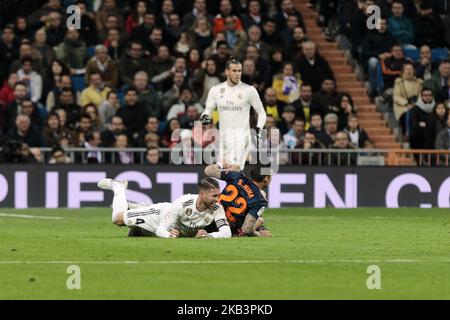 Sergio Ramos du Real Madrid et Santi Mina de Valencia CF lors du match de la Liga entre Real Madrid et Valencia CF au stade Santiago Bernabeu de Madrid, en Espagne. 01 décembre 2018. (Photo de A. Ware/NurPhoto) Banque D'Images