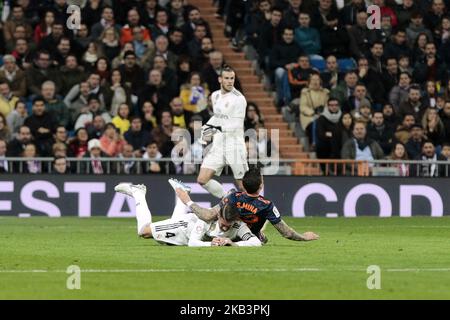 Sergio Ramos du Real Madrid et Santi Mina de Valencia CF lors du match de la Liga entre Real Madrid et Valencia CF au stade Santiago Bernabeu de Madrid, en Espagne. 01 décembre 2018. (Photo de A. Ware/NurPhoto) Banque D'Images