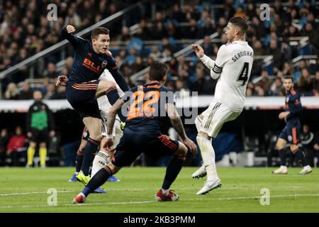 Sergio Ramos du Real Madrid et Kevin Gameiro du CF de Valence lors du match de la Liga entre le Real Madrid et le CF de Valence au stade Santiago Bernabeu de Madrid, en Espagne. 01 décembre 2018. (Photo de A. Ware/NurPhoto) Banque D'Images