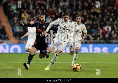 Federico Valverde du Real Madrid et Jose Gaya de Valencia CF lors du match de la Liga entre le Real Madrid et Valencia CF au stade Santiago Bernabeu de Madrid, en Espagne. 01 décembre 2018. (Photo de A. Ware/NurPhoto) Banque D'Images