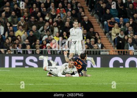 Sergio Ramos du Real Madrid et Santi Mina de Valencia CF se battent pour le ballon lors du match de la Liga entre Real Madrid et Valencia CF au stade Santiago Bernabeu de Madrid, Espagne. 01 décembre 2018. (Photo de A. Ware/NurPhoto) Banque D'Images