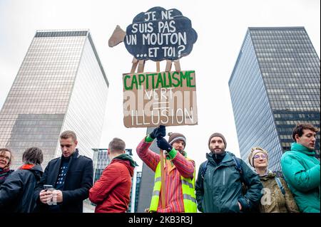 2 décembre, Bruxelles. Une énorme marche nationale appelée « Claim the Climate » a eu lieu à Bruxelles le premier dimanche de décembre. Environ 75,000 000 manifestants ont signalé l'importance de limiter le changement climatique à un maximum de 1,5°C. Les manifestants veulent rappeler à la Belgique et à l'Europe qu'ils doivent se conformer aux engagements en matière de changement climatique et même aller plus loin. La Conférence des Parties de 24th sur les changements climatiques débutera le 3rd décembre, à Katowice, en Pologne. Les manifestants espèrent que les participants comprendront à quel point la question du changement climatique est sérieuse. La marche a décollé de la Gare du Nord à midi pour arriver Banque D'Images