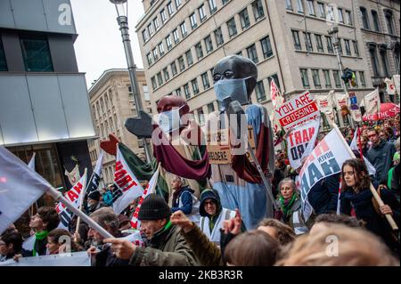 2 décembre, Bruxelles. Une énorme marche nationale appelée « Claim the Climate » a eu lieu à Bruxelles le premier dimanche de décembre. Environ 75,000 000 manifestants ont signalé l'importance de limiter le changement climatique à un maximum de 1,5°C. Les manifestants veulent rappeler à la Belgique et à l'Europe qu'ils doivent se conformer aux engagements en matière de changement climatique et même aller plus loin. La Conférence des Parties de 24th sur les changements climatiques débutera le 3rd décembre, à Katowice, en Pologne. Les manifestants espèrent que les participants comprendront à quel point la question du changement climatique est sérieuse. La marche a décollé de la Gare du Nord à midi pour arriver Banque D'Images