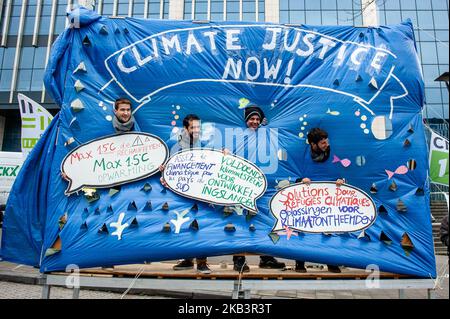 2 décembre, Bruxelles. Une énorme marche nationale appelée « Claim the Climate » a eu lieu à Bruxelles le premier dimanche de décembre. Environ 75,000 000 manifestants ont signalé l'importance de limiter le changement climatique à un maximum de 1,5°C. Les manifestants veulent rappeler à la Belgique et à l'Europe qu'ils doivent se conformer aux engagements en matière de changement climatique et même aller plus loin. La Conférence des Parties de 24th sur les changements climatiques débutera le 3rd décembre, à Katowice, en Pologne. Les manifestants espèrent que les participants comprendront à quel point la question du changement climatique est sérieuse. La marche a décollé de la Gare du Nord à midi pour arriver Banque D'Images