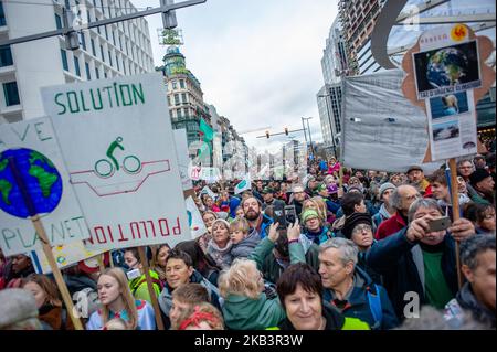 2 décembre, Bruxelles. Une énorme marche nationale appelée « Claim the Climate » a eu lieu à Bruxelles le premier dimanche de décembre. Environ 75,000 000 manifestants ont signalé l'importance de limiter le changement climatique à un maximum de 1,5°C. Les manifestants veulent rappeler à la Belgique et à l'Europe qu'ils doivent se conformer aux engagements en matière de changement climatique et même aller plus loin. La Conférence des Parties de 24th sur les changements climatiques débutera le 3rd décembre, à Katowice, en Pologne. Les manifestants espèrent que les participants comprendront à quel point la question du changement climatique est sérieuse. La marche a décollé de la Gare du Nord à midi pour arriver Banque D'Images