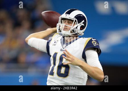 Los Angeles Rams Quarterback Jared Goff (16) a l'air de passer la première moitié d'un match de football de la NFL contre les Detroit Lions à Detroit, Michigan, États-Unis, dimanche, 2 décembre 2018. (Photo de Jorge Lemus/NurPhoto) Banque D'Images