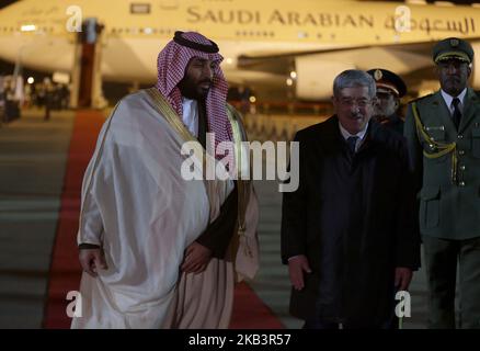 Le prince héritier saoudien Mohammad Bin Salman (L) avec le Premier ministre algérien Ahmed Ouyahia (R) à son arrivée à Alger (Algérie), le 02 décembre 2018. Le prince héritier saoudien est en visite officielle en Algérie pendant deux jours. (Photo de Billal Bensalem/NurPhoto) Banque D'Images