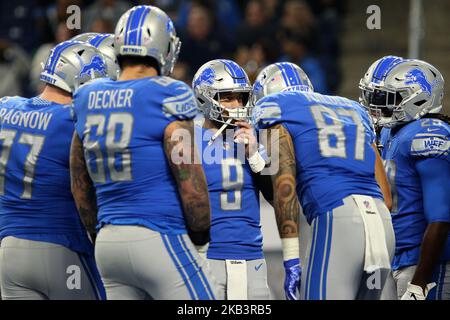 Le quarter back des Lions de Détroit Matthew Stafford (9) parle à ses coéquipiers pendant la première moitié d'un match de football de la NFL contre les Rams de Los Angeles à Detroit, Michigan, États-Unis, dimanche, 2 décembre 2018. (Photo par Amy Lemus/NurPhoto) Banque D'Images