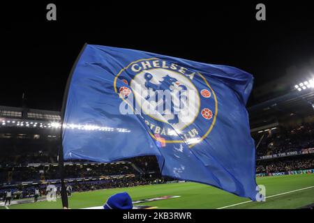 Le drapeau du FC Chelsea agite à l'intérieur du pont Stamford lors du match de l'UEFA Europa League Group L entre Chelsea et PAOK au pont Stamford sur 29 novembre 2018 à Londres, au Royaume-Uni. (Photo de Nicolas Economou/NurPhoto) Banque D'Images