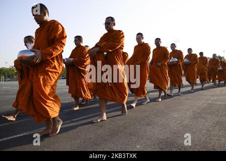 Les moines bouddhistes thaïlandais reçoivent des almes à la mémoire du roi thaïlandais Bhumibol Adulyadej lors de son anniversaire à Sanam Luang à Bangkok, Thaïlande sur 5 décembre 2018. (Photo par Anusak Laowilas/NurPhoto) Banque D'Images