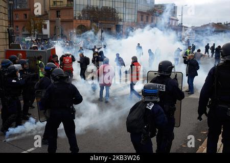 La police anti-émeute a lancé des bidons de gaz lacrymogène sur les élèves du secondaire. En solidarité avec les Vêtes jaunes, les élèves des lycéens sont descendus dans les rues de Toulouse. Les étudiants protestent également contre les réformes du baccalauréat et le nouveau système de sélection dans les universités appelé Parcour'sup lancé par le gouvernement de Macron. À la fin de la manifestation, la police anti-émeutes a tiré des volées de canisters à gaz lacrymogènes pour disperser les élèves du secondaire. Ils ont construit des barricades pour ralentir la police. Toulouse. France. 4 décembre 2018. (Photo d'Alain Pitton/NurPhoto) Banque D'Images