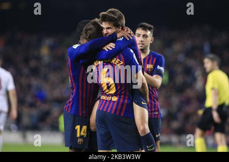 06 Denis Suarez du FC Barcelone célébrant son but avec 28 Riqui Puig du FC Barcelone lors du championnat espagnol la Liga football match entre le FC Barcelone et Villareal CF sur 02 décembre 2018 au stade Camp Nou à Barcelone, Espagne. (Photo par Xavier Bonilla/NurPhoto) Banque D'Images